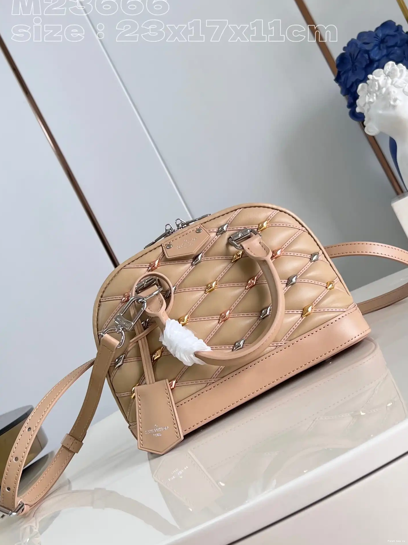 Frstbag ru VUITTON LOUIS Nano Alma 0529